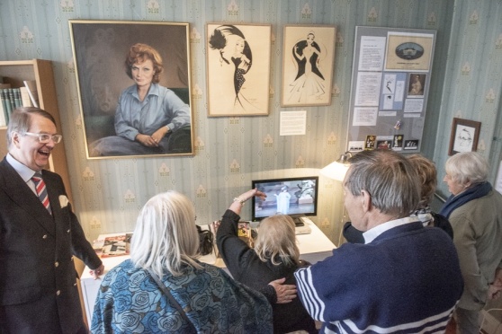 Flera vill vara med och sjunga i Ulla Sallerts framträdande på tv. Flera vill vara med och sjunga i Ulla Sallerts framträdande på tv.