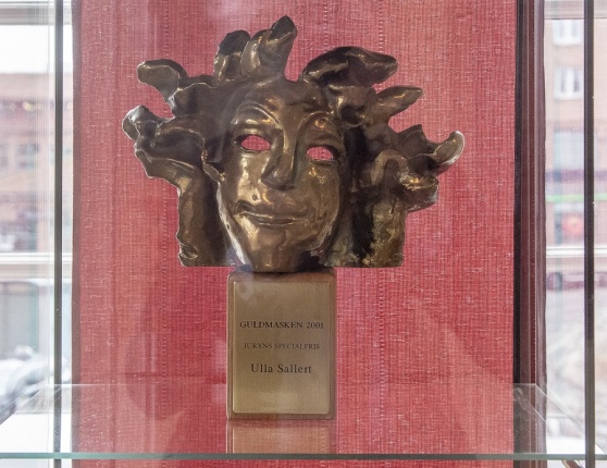 2001 fick Ulla Sallert Guldmasken. 2001 fick Ulla Sallert Guldmasken.