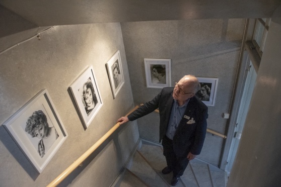 Kulturintresserade Jan Herrlin på väg upp till utställningen. Kulturintresserade Jan Herrlin på väg upp till utställningen.