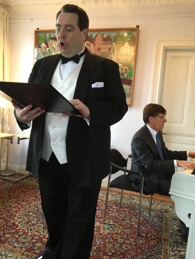 Estradören Mattias Enn behövde ingen mikrofon för att höras, så inte heller Jan Erik Sandvik vid pianot. Estradören Mattias Enn behövde ingen mikrofon för att höras, så inte heller Jan Erik Sandvik vid pianot.