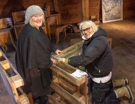 Full fart inför vernissaget. Till vänster Bernadette Schillings, på knä: Ingela Karlsson. Full fart inför vernissaget. Till vänster Bernadette Schillings, på knä: Ingela Karlsson.