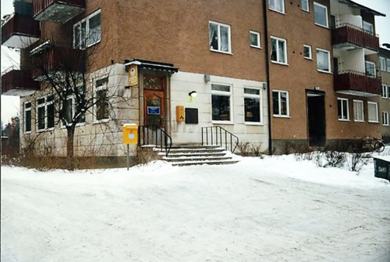 Gamla posten på Väpnarstigen i Brevik. Den lär väl inte komma tillbaka, men paketutlämningen vill Breviksborna få till Hemköp. Det vill Hemköp med. Gamla posten på Väpnarstigen i Brevik. Den lär väl inte komma tillbaka, men paketutlämningen vill Breviksborna få till Hemköp. Det vill Hemköp med.