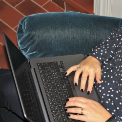 Bilden föreställer händer som skriver på en laptop. Bilden föreställer händer som skriver på en laptop.
