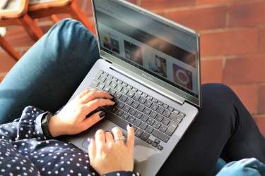 Bilden föreställer händer som skriver på en laptop. CH Digitalbyrå hjälper dig och ditt företag med texter till era digitala kanaler. Bilden föreställer händer som skriver på en laptop. CH Digitalbyrå hjälper dig och ditt företag med texter till era digitala kanaler.