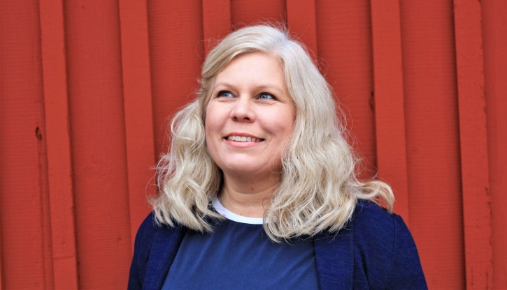 Bilden föreställer Charlotta Hurtig som är digital kommunikatör och driver en liten digital byrå - CH Digitalbyrå! Faluröd bakgrund. Bilden föreställer Charlotta Hurtig som är digital kommunikatör och driver en liten digital byrå - CH Digitalbyrå! Faluröd bakgrund.