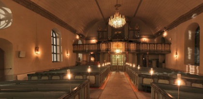 Klicka på bilden och kom till en 360º panoramabild. Brunflo kyrka med levande ljus (Nytt fönster). foto Queenmedia