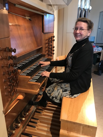 Mirella Sarp vid orgeln i Umeå stadskyrka