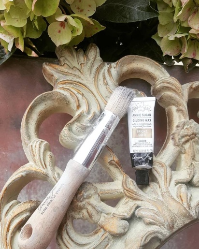 Annie Sloan förgyllningsvax i guld, silver & koppar ger vacker lyster. Du kan också förgylla med blad i guld, silver eller koppar.