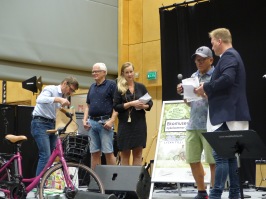 Ekomuseets cykeltävling Utdelning och dragning vid Sparbanksdagen lördagen den 31 augusti. Sven Karlsson (vc ord.) Ingemar Johansson, (kontrollant), Kristin Brixson (kassör), Sven-Åke Gotthardsson (tävlingsledare) med hjälp av konferenscier Kalle Gunnarsson. Ekomuseets cykeltävling Utdelning och dragning vid Sparbanksdagen lördagen den 31 augusti. Sven Karlsson (vc ord.) Ingemar Johansson, (kontrollant), Kristin Brixson (kassör), Sven-Åke Gotthardsson (tävlingsledare) med hjälp av konferenscier Kalle Gunnarsson.