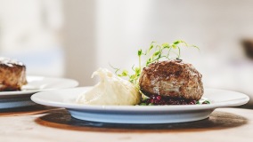 Wrangelbergare med potatispuré, skirat karl-johansmör, gröna ärtor och rårörda lingon. 195kr/person (förbokas). Wrangelbergare med potatispuré, skirat karl-johansmör, gröna ärtor och rårörda lingon. 195kr/person (förbokas).