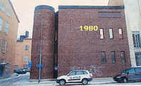 P6, Vasagatan 2B. Telestationsbyggnaden från 1980 är helt avvikande från övriga byggnader. Till vänster om detta hus, mellan telestationen och byggnaden Vasagatan 4, kommer Signalfabrikens garagenedfart att ligga och ovan den byggs lägenheter.