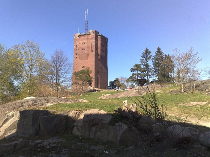 Det vackra granitkrönet på tornet syns bra ovan. Bild: mittsundbyberg.se