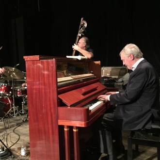 Pelle Larsson, piano,"vickar" för Robert Malmberg.