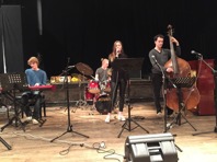 Fr vänster David Stener, piano,  Hugo Jonsson, trummor, och Andreas Grönberg, bas. I front Sara själv.