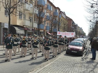 Mäktig musik med blås och trummor går Sturegatan fram. Mäktig musik med blås och trummor går Sturegatan fram.