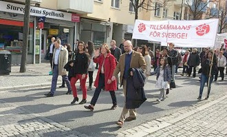 Från höger: Peter Schilling, nya socialdemokratiska Oppositionsrådet i Staden och som på demonstrationsdagen efterträdde Jonas Nygren, Carin Jämtin, partisekreterare i rikspartiet S, fru Schilling och Mikael Sundesten, partiordförande för S här i Staden. Från höger: Peter Schilling, nya socialdemokratiska Oppositionsrådet i Staden och som på demonstrationsdagen efterträdde Jonas Nygren, Carin Jämtin, partisekreterare i rikspartiet S, fru Schilling och Mikael Sundesten, partiordförande för S här i Staden.