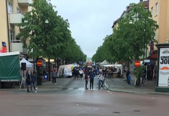 Bilden är från Vårmarknaden den 26 maj i år. Några tusen besökare i regnet i bästa fall. I Stockholms väderdata enl destinationsstatistiken har vi här 10 regndagar i maj månad och max och min temperaturen är 15 resp 5 grader. Vårmarknaden är alltså gambling. Vi vet inte vad som intjänades denna kväll. Kållarna och butiker som hade öppet fick knappast kostnadstäckning. Artisterna fick sin gager och var säkert nöjda. Konceptet är bristfälligt och borde avvecklas för mera samlade, reella marknadsföringsåtgärder från centrumverksamma rörelser. Bilden är från Vårmarknaden den 26 maj i år. Några tusen besökare i regnet i bästa fall. I Stockholms väderdata enl destinationsstatistiken har vi här 10 regndagar i maj månad och max och min temperaturen är 15 resp 5 grader. Vårmarknaden är alltså gambling. Vi vet inte vad som intjänades denna kväll. Kållarna och butiker som hade öppet fick knappast kostnadstäckning. Artisterna fick sin gager och var säkert nöjda. Konceptet är bristfälligt och borde avvecklas för mera samlade, reella marknadsföringsåtgärder från centrumverksamma rörelser.