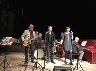 Fr vänster: Per Norlén, tenorsax, Jesper Kviberg, trummor, Johan Setterlind, trumpet, Hasse Larsson, bas, Carin Lundin, sång och Bosse Larsson, piano.