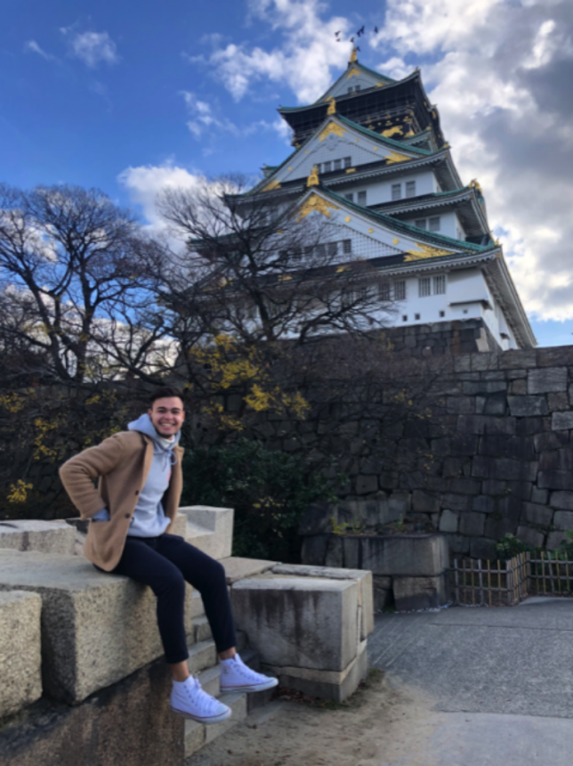 Lilla jag framför Osaka Castle. Det här slottet är ett av de mest ikoniska slotten i Japan.