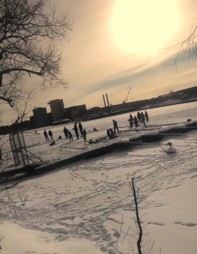 Bandy på Bällstaån. Once upon a time fanns här Sundbybergssjön innan Marabou och andra industrier knaprade på sjön och vi fick Bällstaån. Foto ac Bandy på Bällstaån. Once upon a time fanns här Sundbybergssjön innan Marabou och andra industrier knaprade på sjön och vi fick Bällstaån. Foto ac
