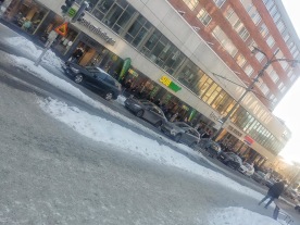 Bistra tider: System-kön i pandemin. När ända bortom Bankenhuset. Föto: ac Bistra tider: System-kön i pandemin. När ända bortom Bankenhuset. Föto: ac