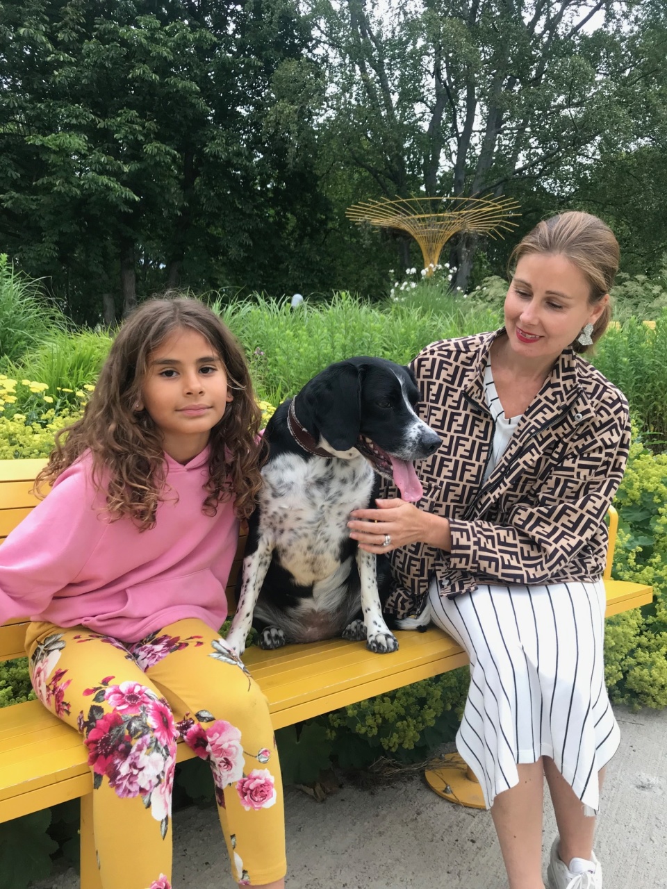 Tre sköna damer. Fr hö: Jessica Raynee, Sanna och  dotter Elle. 6 juli 2019. Fotade av Daniel Raynee.