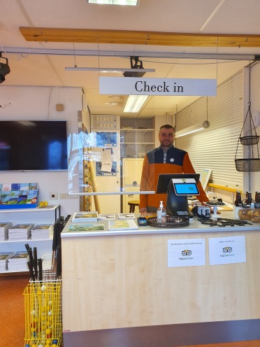 Reception och kiosk med inslag av lokala produkter Reception och kiosk med inslag av lokala produkter