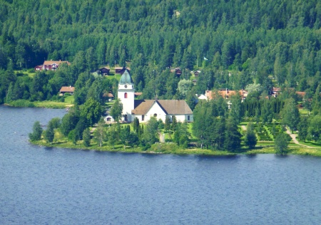 Vackert belägna Rättviks kyrka vid Siljans strand - Här har man firat många skolavslutningar och gått på bröllop Vackert belägna Rättviks kyrka vid Siljans strand - Här har man firat många skolavslutningar och gått på bröllop