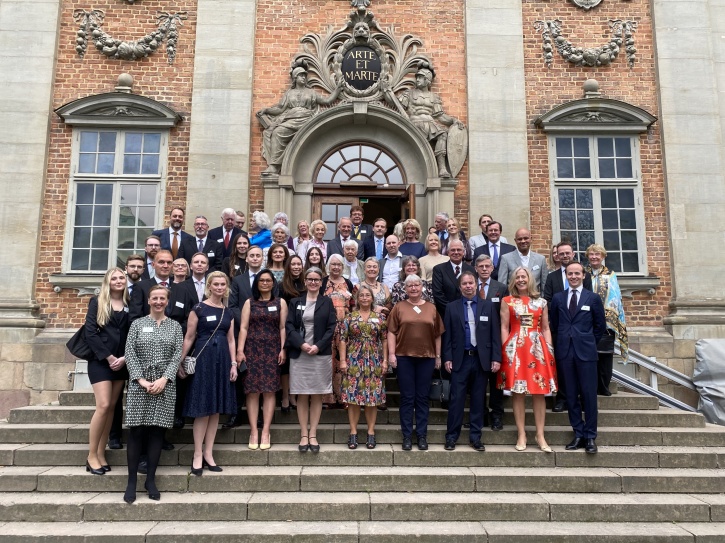 Gruppbild på Riddarhusets trappa