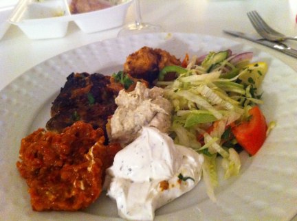 Paprikaröra, fetaoströra, hummus, 2 sorters kyckling och sallad Paprikaröra, fetaoströra, hummus, 2 sorters kyckling och sallad