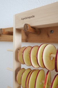 Äppelskivor hänger på tork på Apelstapeln äppeltork Äppelskivor hänger på tork på Apelstapeln äppeltork