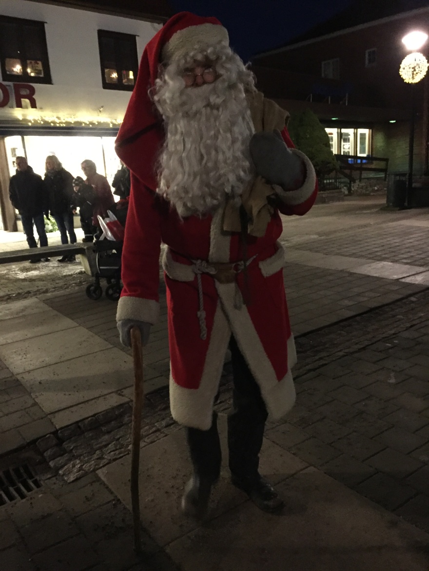 Jultomten går runt i centrum och samlar in önskelistor från barnen. Jultomten går runt i centrum och samlar in önskelistor från barnen.