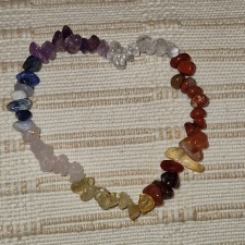 Chakraarmband. Röd agat, karneol, citrin, rosenkvarts, sodalit, ametist, bergskristall.