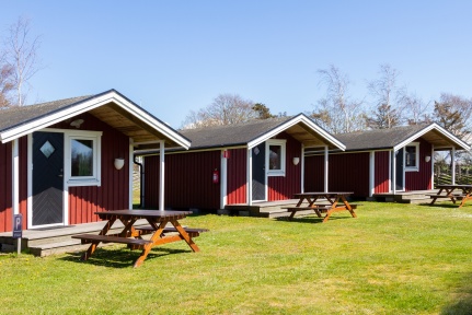 Vill du hyra stuga i Varberg? Mysiga campingstugor att hyra på Rödlix Camping & Vandrarhem längs Kattegattleden vid havet söder om Varberg.