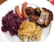 Rödkål (red cabbage), prinskorv (small sausages), revbensspäll (ribs)