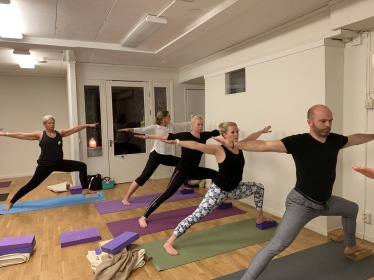 Virabhadrasana 2 Virabhadrasana 2