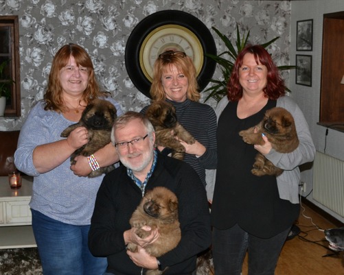 Lis, Preben, jag- Anna-Lena och Madelen som har Hammarstigens kennel och är även en valpköpare till mig. Hon föder även upp wachtlar och är mycket aktiv inom jakt etc tillsammans med sin sambo Marcus. Lis, Preben, jag- Anna-Lena och Madelen som har Hammarstigens kennel och är även en valpköpare till mig. Hon föder även upp wachtlar och är mycket aktiv inom jakt etc tillsammans med sin sambo Marcus.