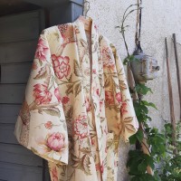 Kimono gjord av återbruk ROS