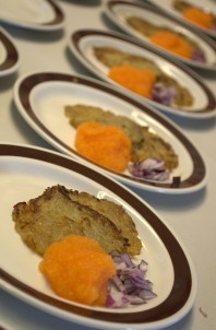 Rårakor med löjrom, rödlök och creme fraiche till förrätt. Mumsigt! Huvudrätten var bara så god så där hann jag inte vara framme med kameran. Ett mört nötkött med potatisklyftor, grönsaker, rödvinssås, sallad och till det Ebbes goda bröd. Ni förstår att fotandet fick stå tillbaka. Inte att förglömma Astrids hembakta tårta som grädde på moset...(Stormyrberget levererade förrätt och huvudrätt, inte sista gången om jag får bestämma :-) Rårakor med löjrom, rödlök och creme fraiche till förrätt. Mumsigt! Huvudrätten var bara så god så där hann jag inte vara framme med kameran. Ett mört nötkött med potatisklyftor, grönsaker, rödvinssås, sallad och till det Ebbes goda bröd. Ni förstår att fotandet fick stå tillbaka. Inte att förglömma Astrids hembakta tårta som grädde på moset...(Stormyrberget levererade förrätt och huvudrätt, inte sista gången om jag får bestämma :-)