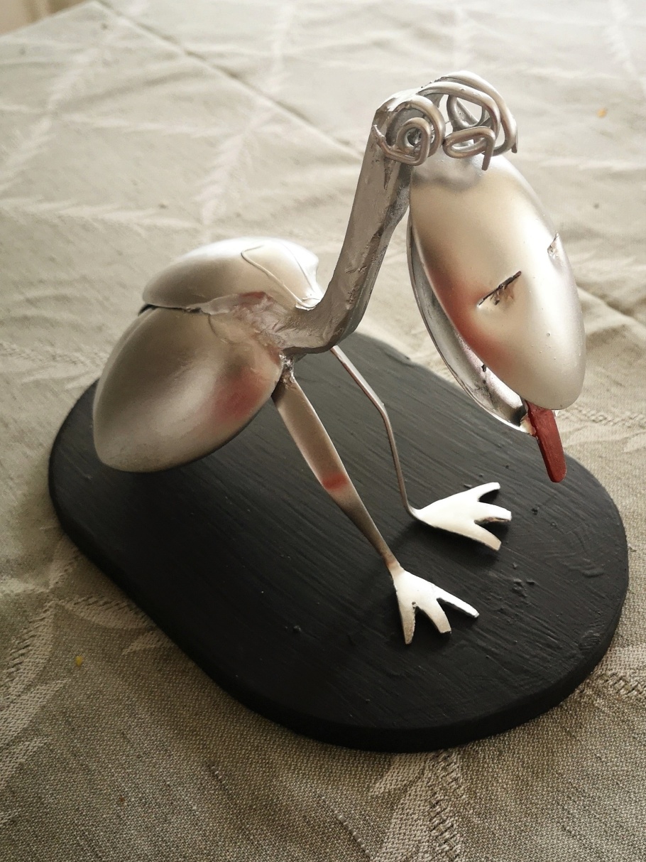 Skulptur av David Holmlund "Bestickfågel" (av gafflar och skedar)