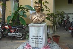 Minnesbyst rest för BKS Iyengars fru Ramamani