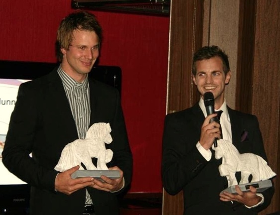 IDUNN:s AVELSVISARPRIS 2011 gick till Robin Haraldsen och Caspar Hegardt. På bilden syns Robin och Caspar med de fina Idunn-hästarna. IDUNN:s AVELSVISARPRIS 2011 gick till Robin Haraldsen och Caspar Hegardt. På bilden syns Robin och Caspar med de fina Idunn-hästarna.