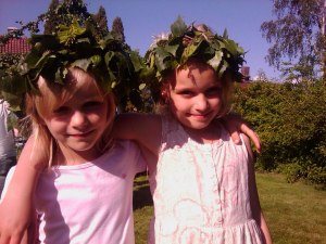 Två söta tjejer firar midsommar Två söta tjejer firar midsommar