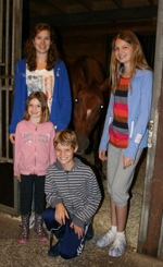 Joanna, Maria, Benedict och Sofia tillsammans med Duffy! Klicka på bilden för att se den i större version. Joanna, Maria, Benedict och Sofia tillsammans med Duffy! Klicka på bilden för att se den i större version.
