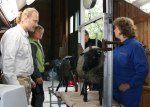 Håkan och Katarina två av fem riksdomare och assistent Viktoria Eriksson tillsammans med fårägare Agneta Petersson från Kungsgårdens Lantbruk. Klicka på bilden för att se den i större format. Håkan och Katarina två av fem riksdomare och assistent Viktoria Eriksson tillsammans med fårägare Agneta Petersson från Kungsgårdens Lantbruk. Klicka på bilden för att se den i större format.