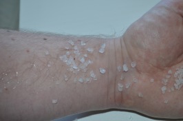 Badsalt på blöt hud - väldoftande peeling
