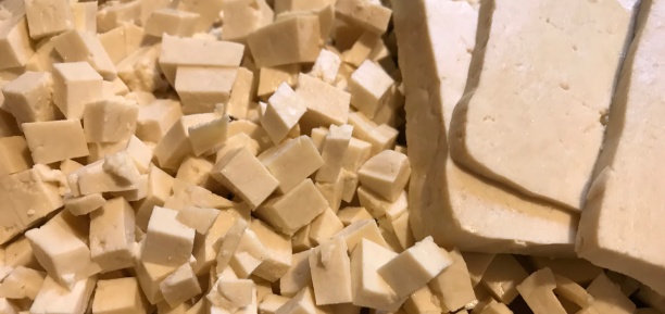 Tofu, ett hormonstörande-, högprocessat-, högoxalat- och höglektinlivsmedel oftast besprutat med  glyfosat.