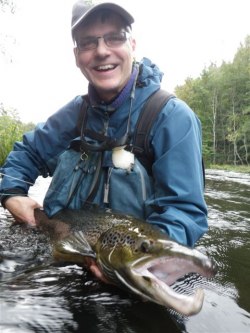 Förre kursdeltagaren Per Askerlund med ståtlig Härnäslax. Foto: K. Lindberg Förre kursdeltagaren Per Askerlund med ståtlig Härnäslax. Foto: K. Lindberg