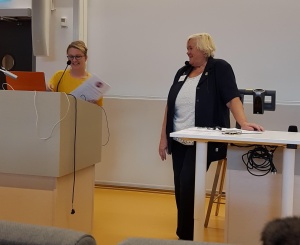 Till vänster Yomas VD Jonna Gohil och till höger veterinär Ulla Björnehammar som var moderator under etikkonferensen. Till vänster Yomas VD Jonna Gohil och till höger veterinär Ulla Björnehammar som var moderator under etikkonferensen.