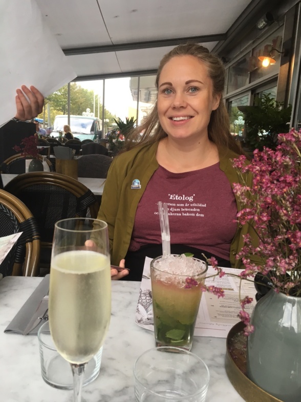 Middag, drinkar och networking efter föreläsningarna på lördagen, här min etologkollega Jannice Kindsjö som driver du och djur och som var en av initiativtagarna till helgens event. Middag, drinkar och networking efter föreläsningarna på lördagen, här min etologkollega Jannice Kindsjö som driver du och djur och som var en av initiativtagarna till helgens event.